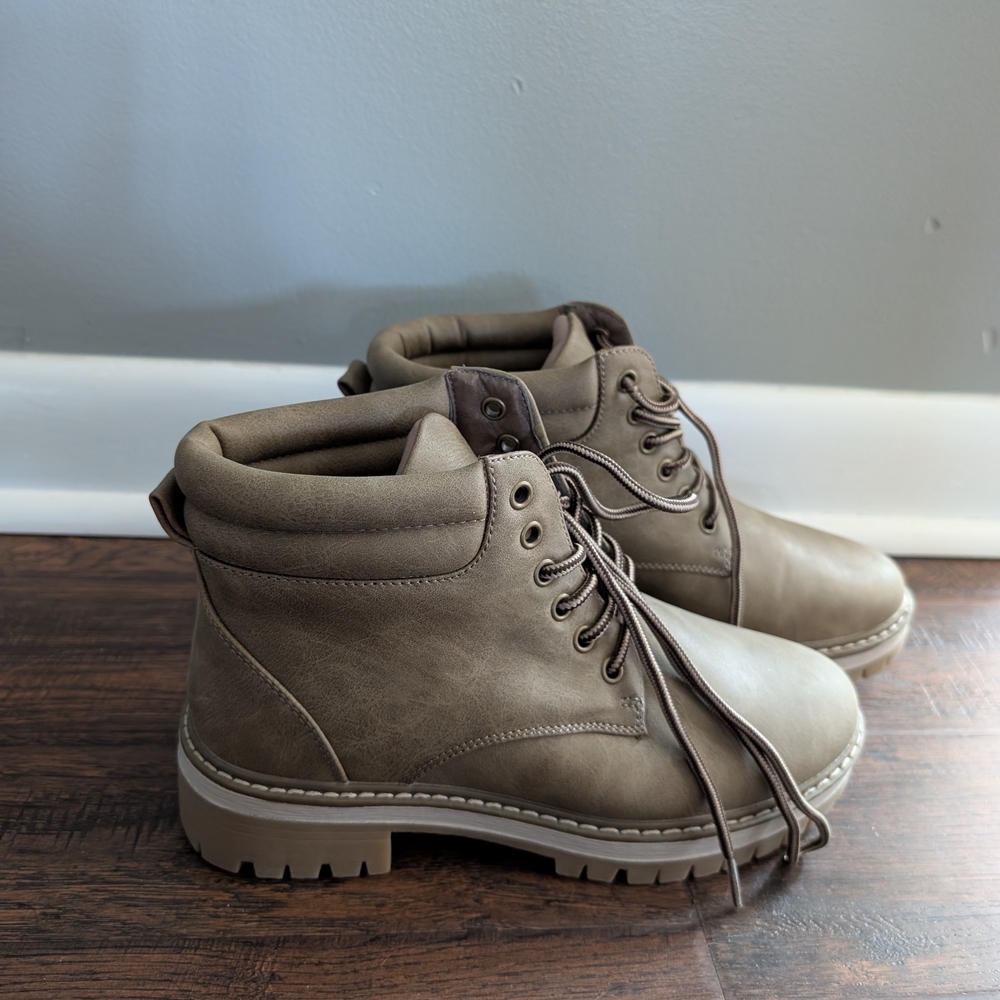 Women's Lace-Up Boots in Tan